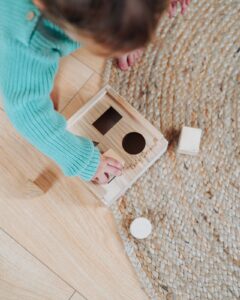 Gioco ad incastro con forme geometriche